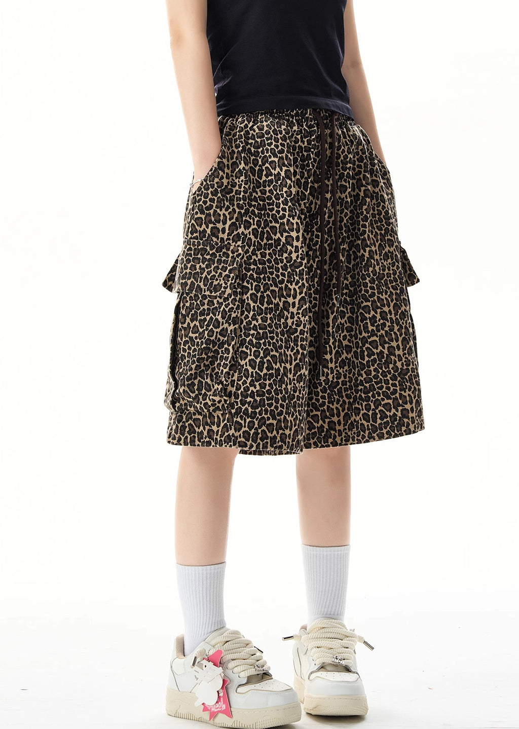 Dull silhouette leopard print design over short cargo pants  OR0751