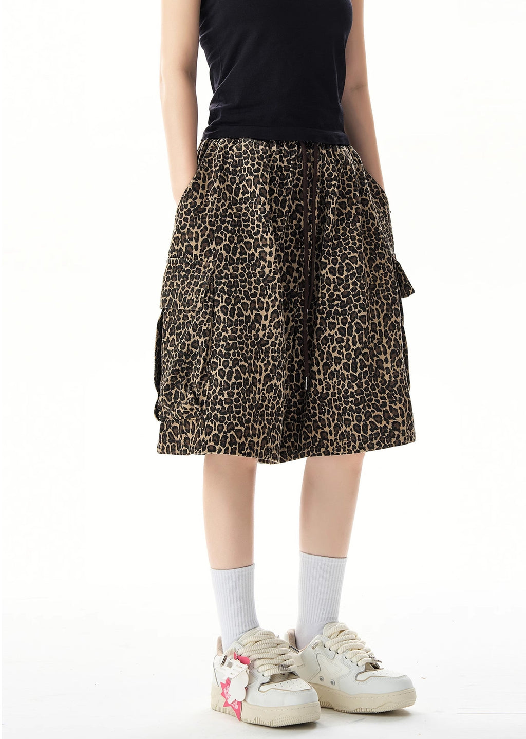 Dull silhouette leopard print design over short cargo pants  OR0751