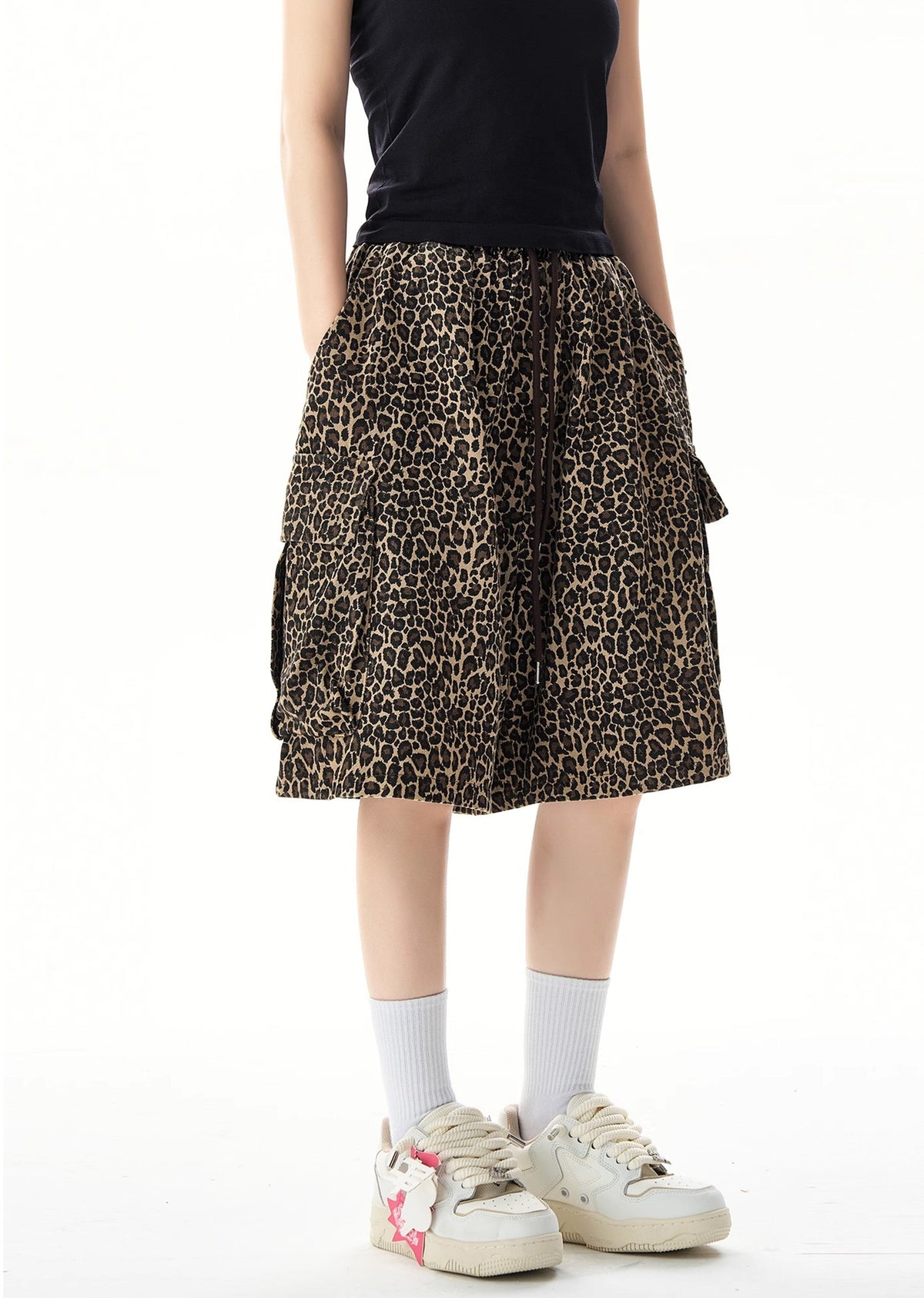 Dull silhouette leopard print design over short cargo pants  OR0751