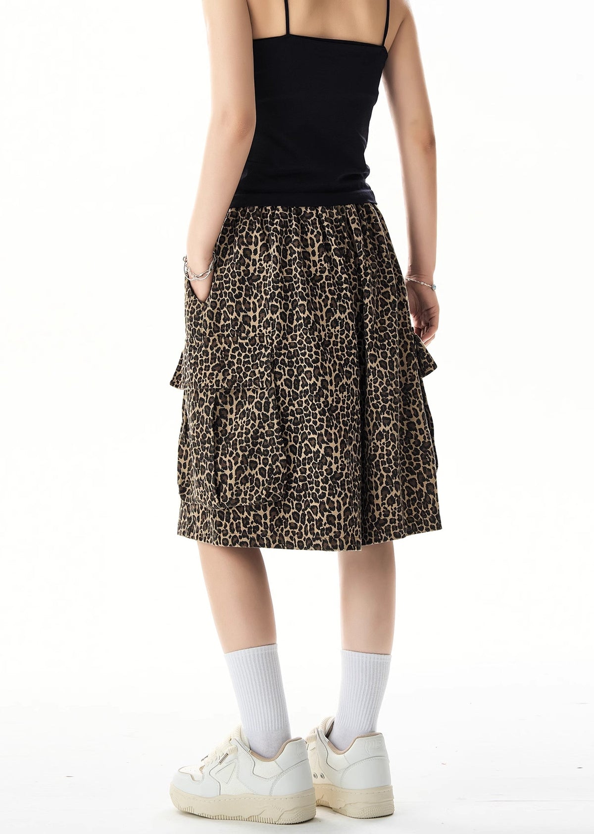 Dull silhouette leopard print design over short cargo pants  OR0751