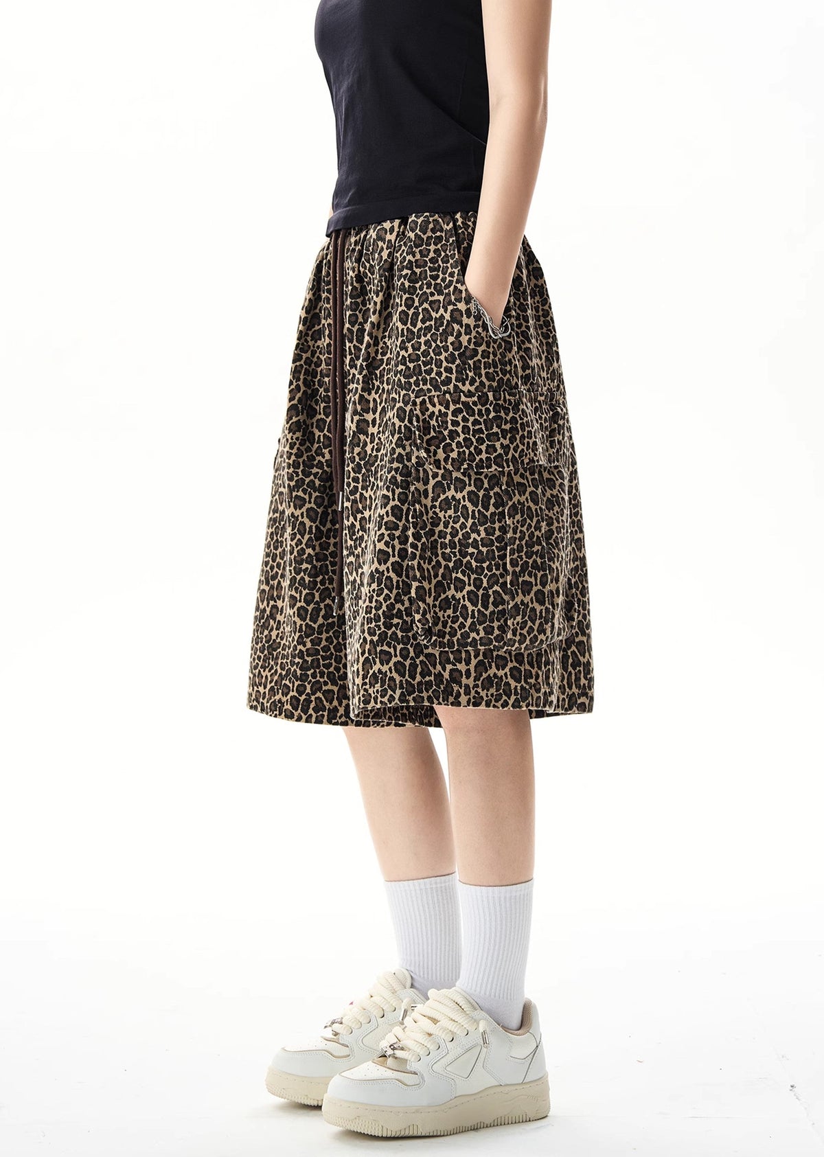 Dull silhouette leopard print design over short cargo pants  OR0751